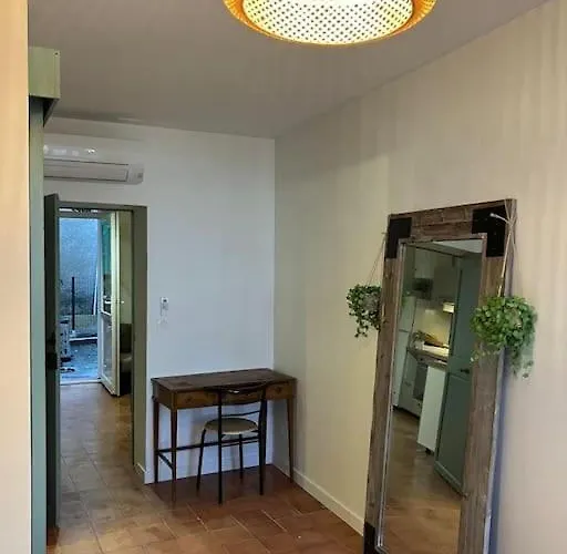 Апартаменты Le Petit Chateau De Кастри